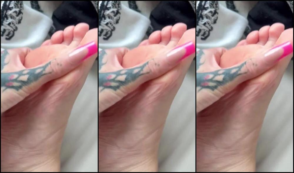 Raventhebrat Nicknamed Raventhebrat 12 23 2025 Onlyfans Video Removing My Stinky Uggs And Socks After A Long Day For My Weak Boys