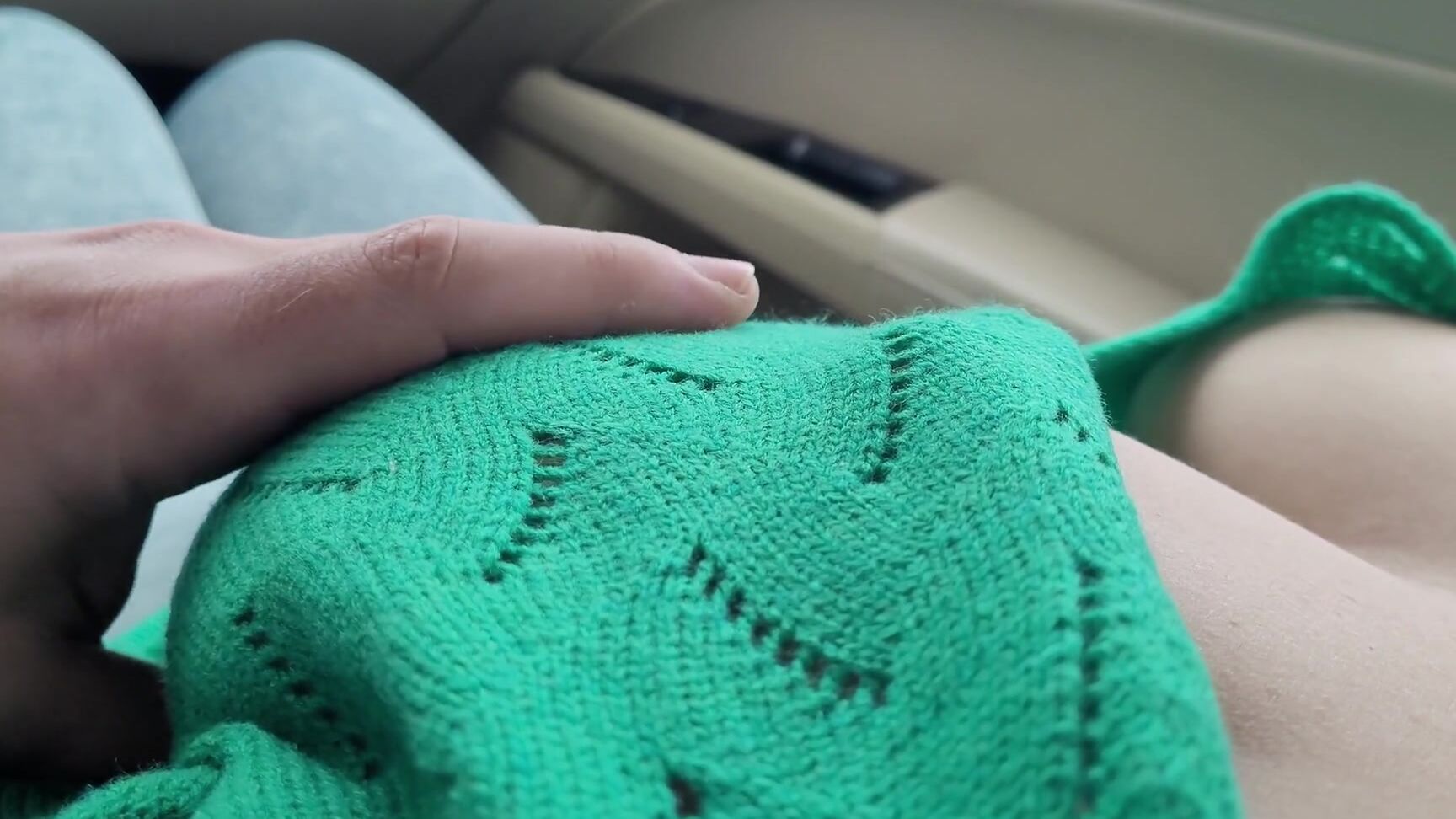 Cute Сводная Сестра Дразнит Своими Большими Сиськами И Твердыми Сосками В Машине Pornhub Com