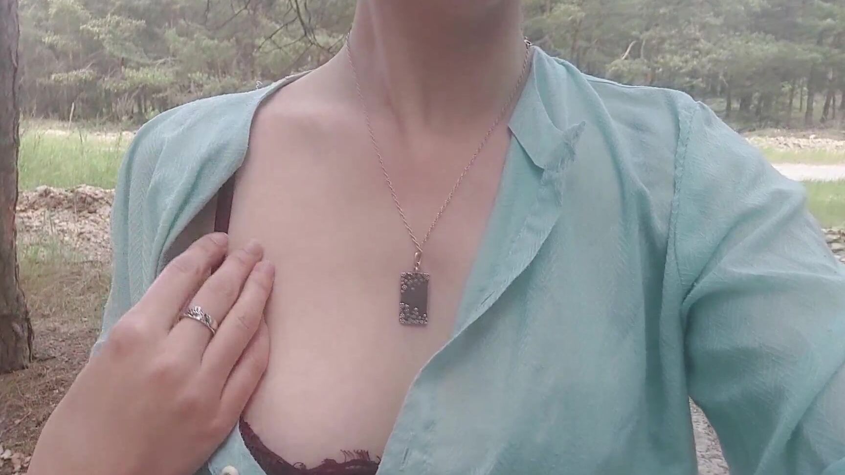 Девушка Раздевается Возле Дороги