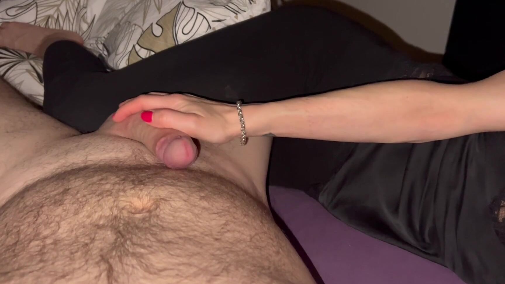 Она Гладит Мой Член Посреди Ночи И Я Кончаю На Ее Леггинсы Pornhub Com