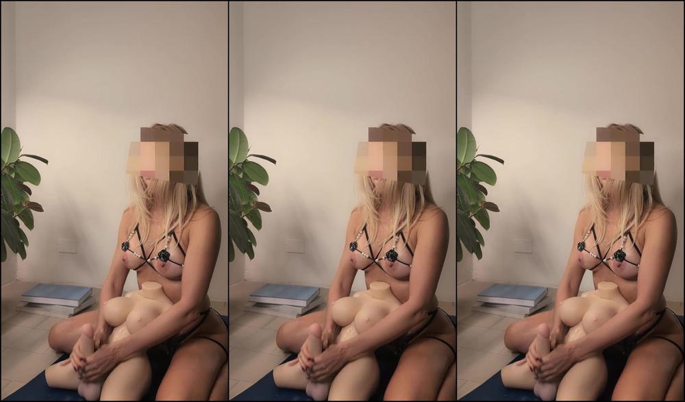 Studentessa Innocente Scopa Con La Bambola Tantaly Dei Genitori Al Ritorno Da Scuola Dia Ita Miele Blanco