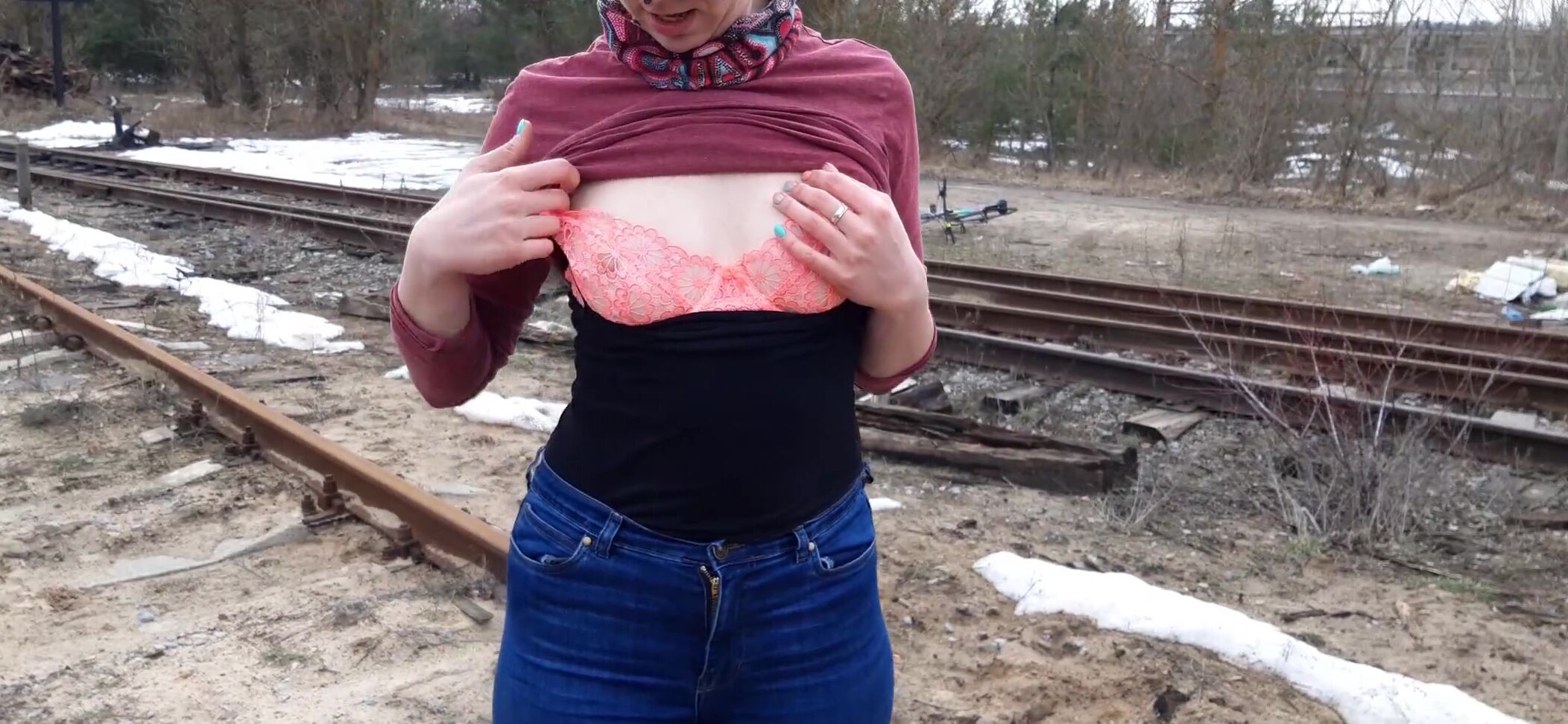 Девушка Раздевается На Железнодорожных Путях