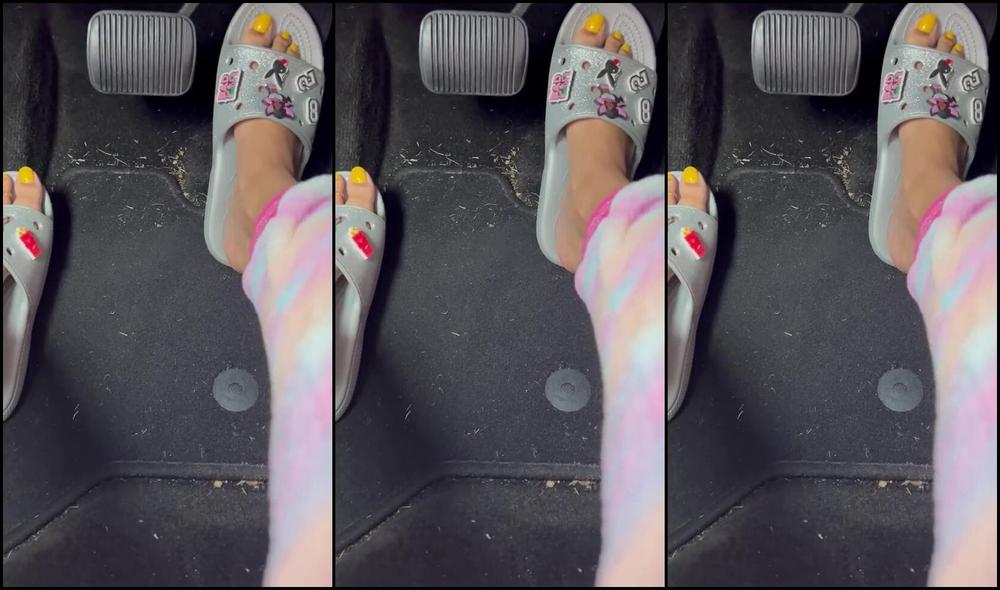 Effthemtoes Nicknamed Effthemtoes 01 31 2023 Onlyfans Video Silver Glitter Open Toed Crocs And Yellow Polish