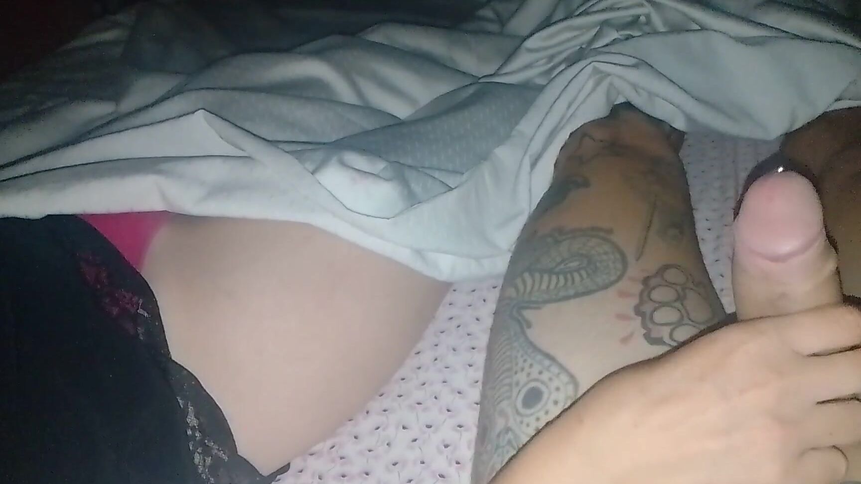 Mi Girlfriend Masturbates Me With Her Parents In The Bedroom 6868453B5A945