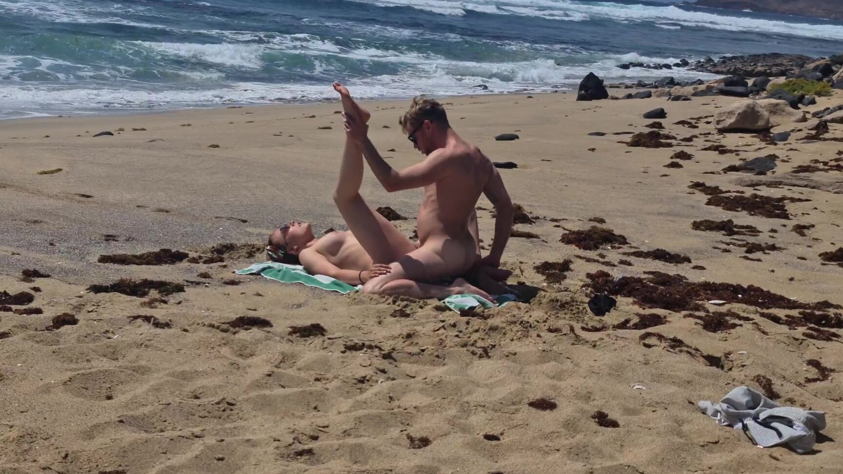 Fille Qui Bronze Seins Nus Se Fait Baiser La Plage Sur Le Sable Naemyia