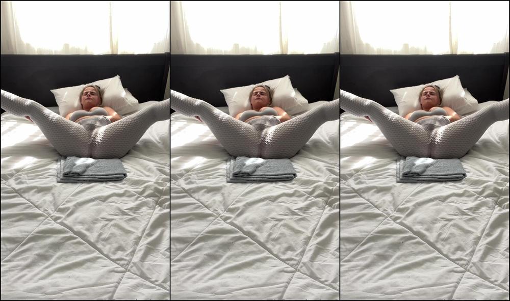 "Tiffanybabe01" squirt, orgasms, squirting, yoga pants, pussy play Squirting in Yoga Pants xxx Manyvids