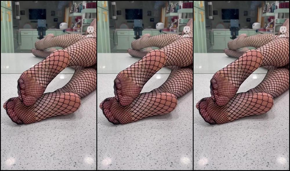 Melissa Nicknamed Omwithmelissa 04 20 2025 Onlyfans Video No One How Do You Choose What To Postme Just Trying To Balance The Feet Booty