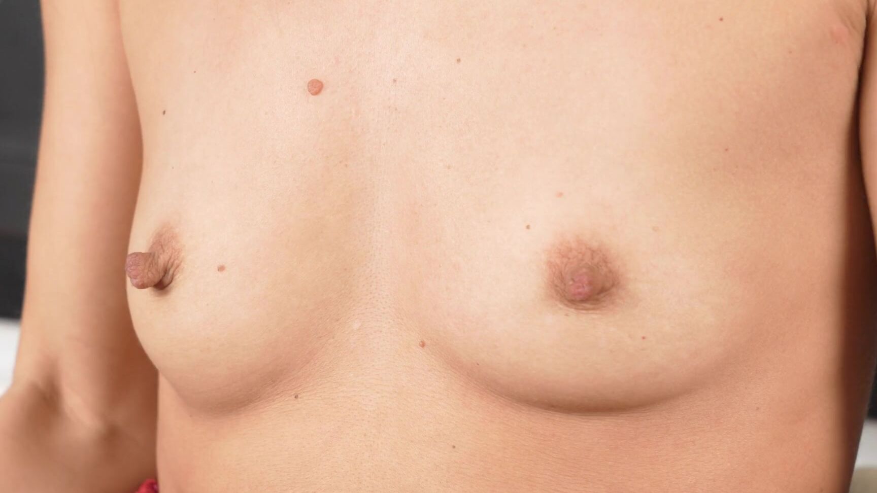 Dominika C 2025 06 14 Red Close Up Pull