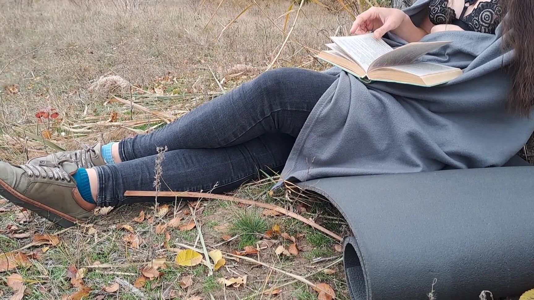 Романтичный Девушка Читает Книгу В Парке