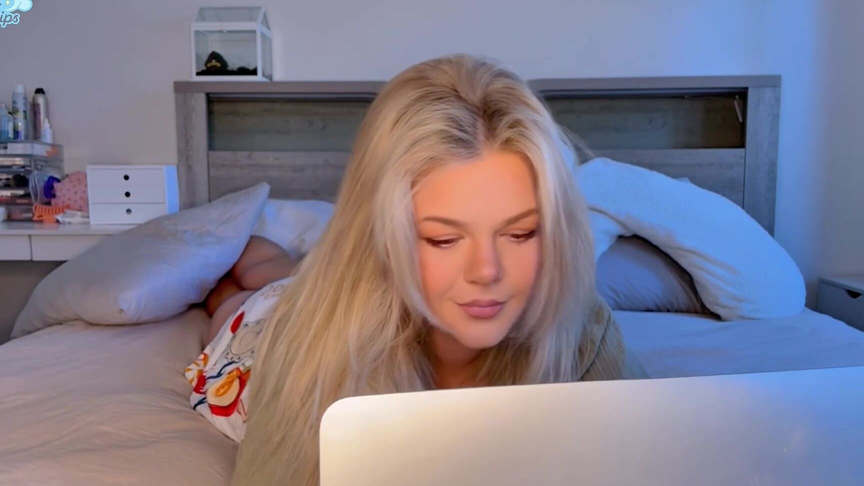 Riley Rips Aka Riley Rips 12 05 2025 Onlyfans Video Me Laying There Replying To Your Dms Like