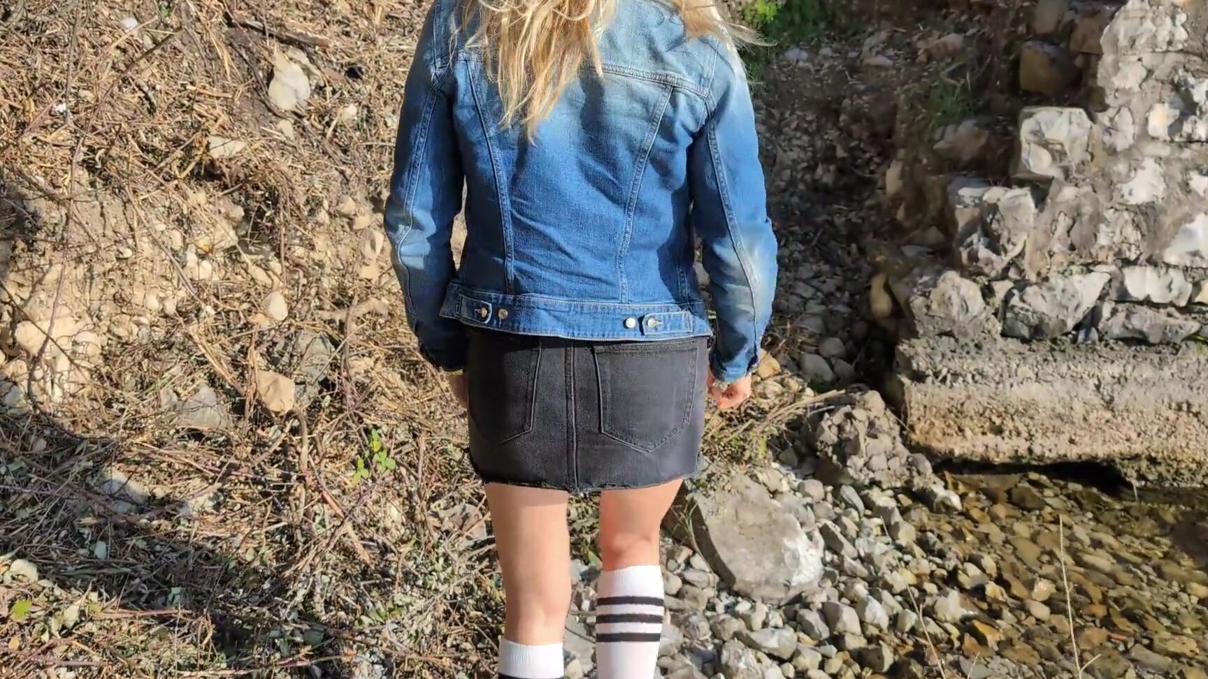 Amateur Italian Outdoor Squirt Professoressa Beccata Mentre Squirta All Aperto Dialoghi Italiani Miele Blanco