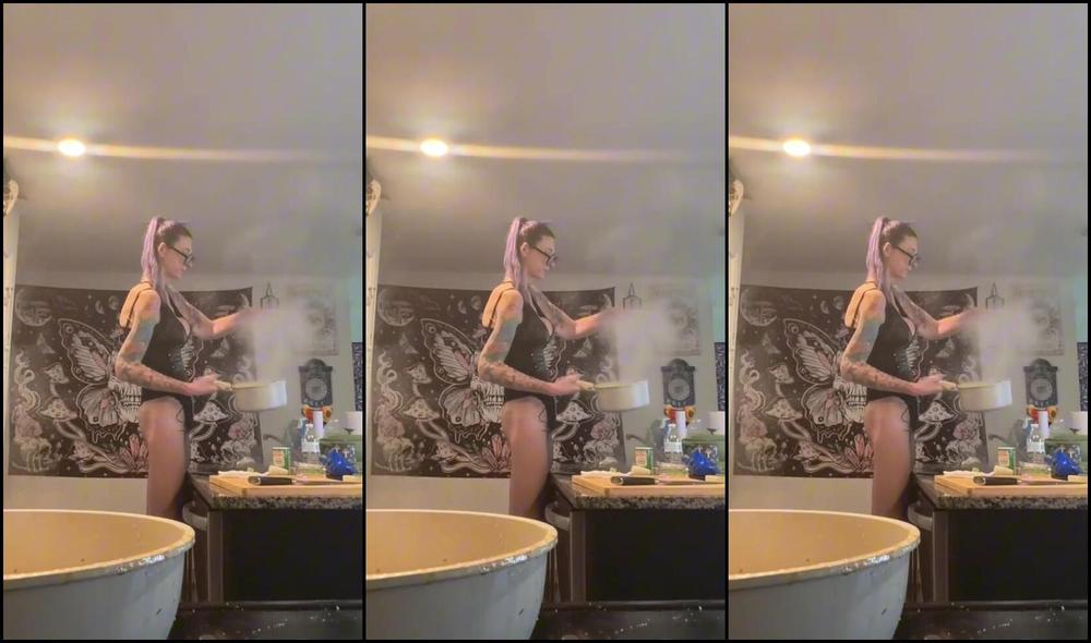 Peppermint Giantess Nicknamed Peppermintgiantess 10 12 2025 Onlyfans Video Cooking In My Tiny Kitchen This Time I Made Seafood Pasta For Ya