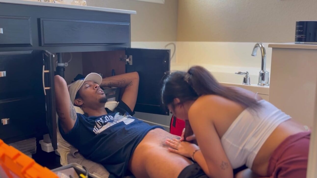 Jayla Jolie as a repairman gives a sloppy BJ to the repairman in hot roleplay