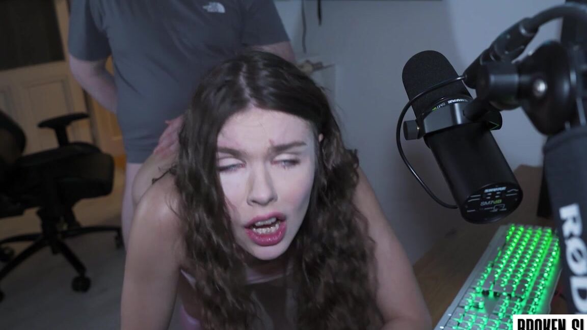 "Princess Alice" Cunnilingus, Blowjob, Posing, Hardcore, Cumshot, Doggy, Straight Princess Alice - STREAMER LUCK - Petite Babe Gets Fucked During Game SiteRip