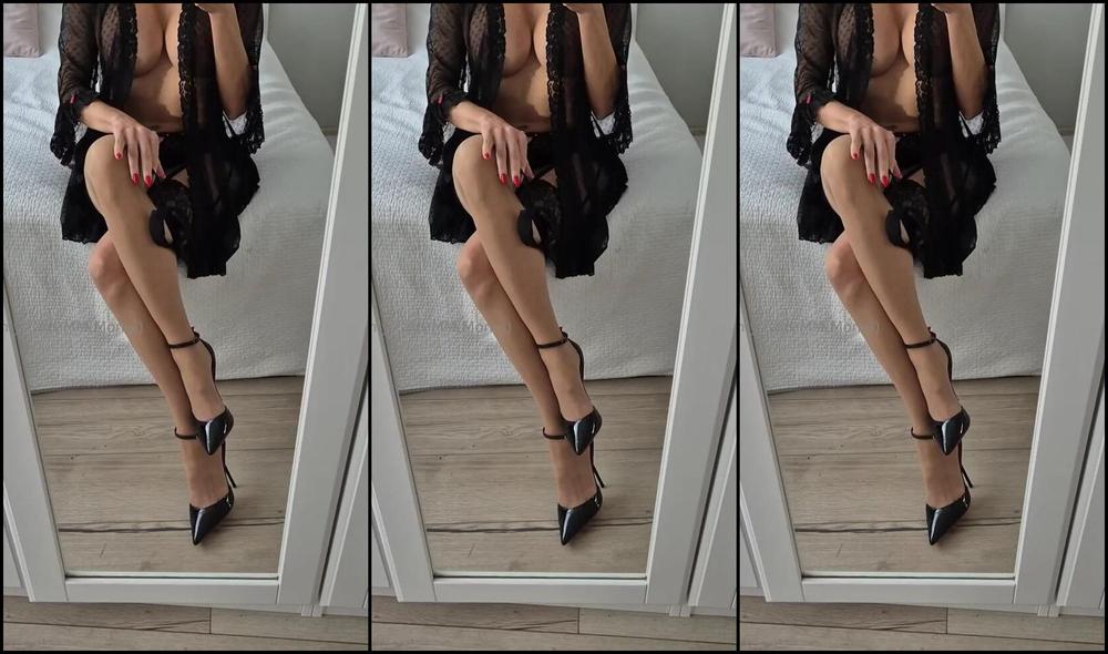 Moniq Nicknamed Moniq25 10 27 2025 Onlyfans Video Lounging On My Bed In The Bedroom