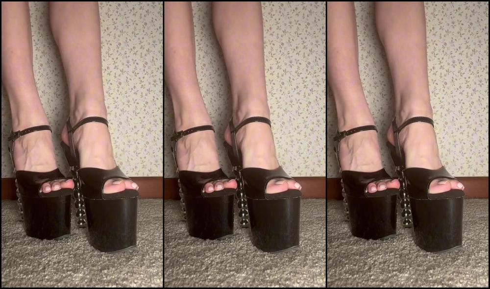 Zoe Strawberry gets her feet worshipped in Onlyfans video, giving in to her mistress's every desire