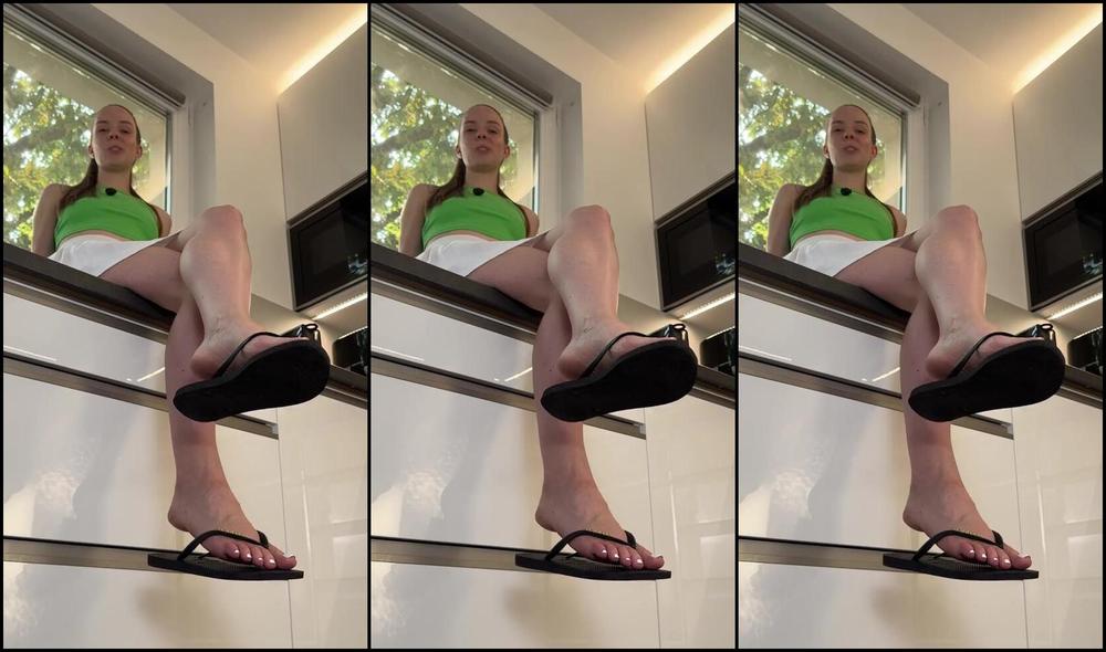 Femdom Mistress Tinsleyteaser Teases You With Flashing And Dangling Her Feet