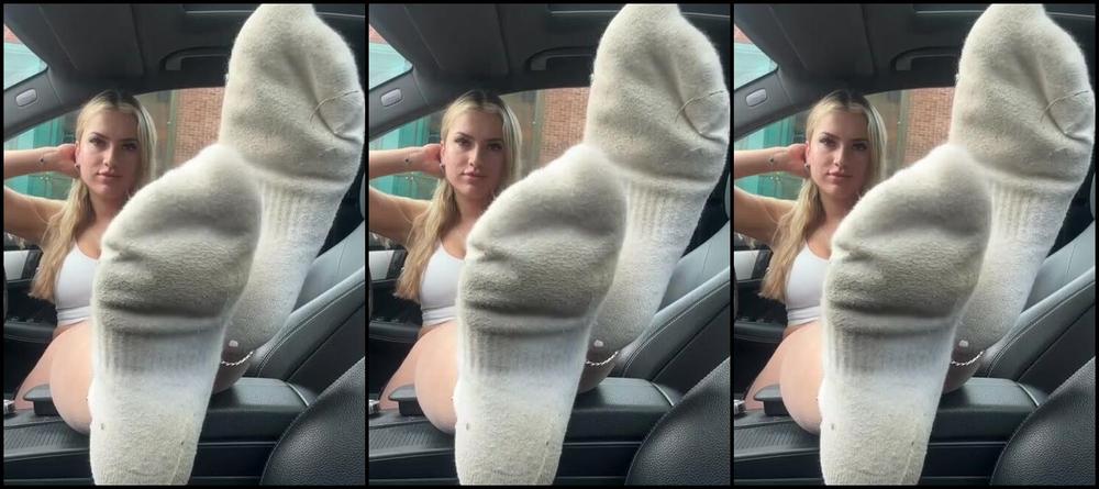 Bellayourgod's Onlyfans 0429: Femdom mistress makes her slave toe the line