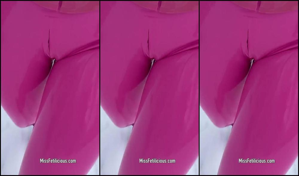 Miss Fetilicious, the onlyfans.com video piggy, gets naughty in Winter Wonderland