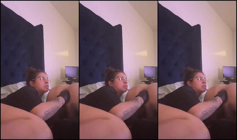 Watch me dominate and pleasure my submissive slave in his hole with my feet and femdom skills!