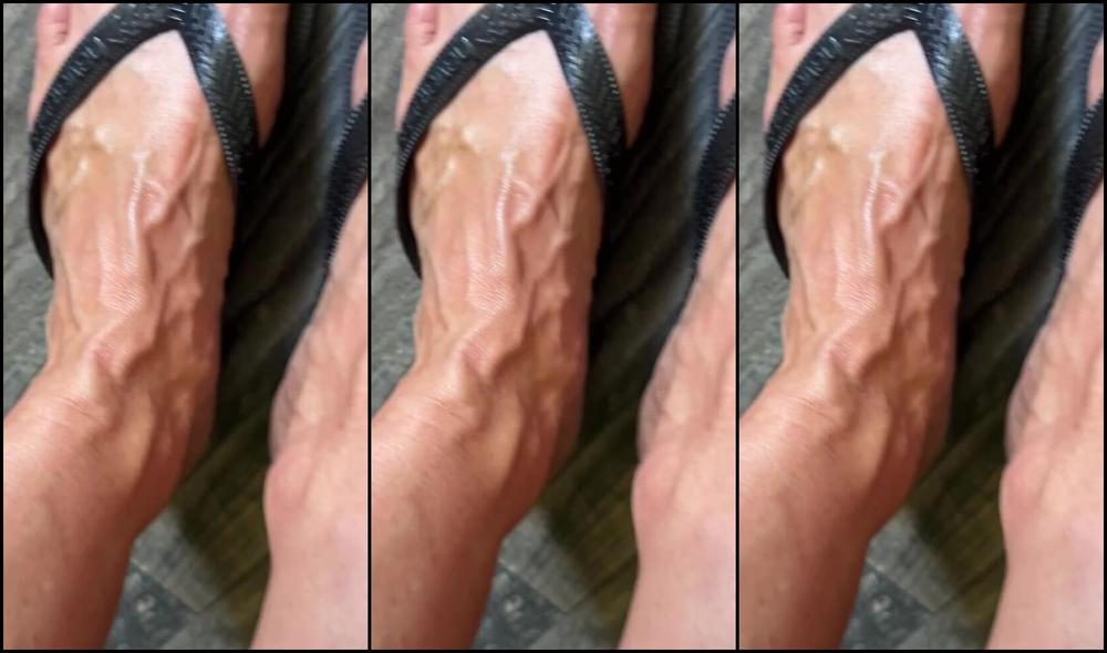 Nicknamed Funkfyfeetgurl5150 goes wild on camera with her feet and toes