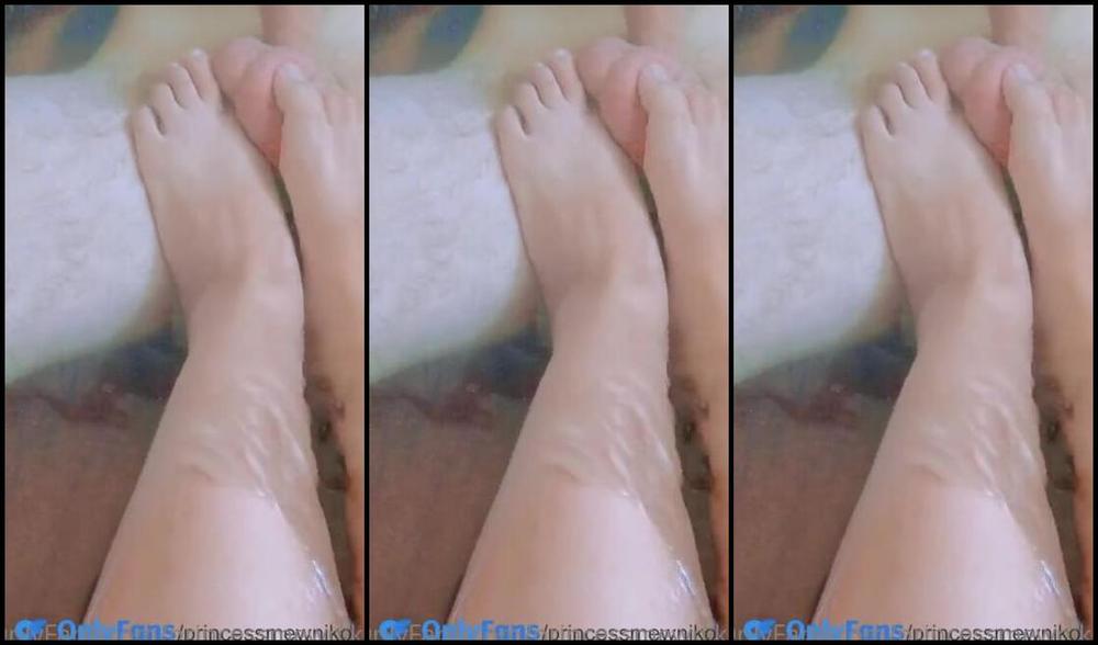 Princess Mewniko Nicknamed Princessmewniko 10 23 2022 Onlyfans Video Using My Feet To Play With This Cute Little Dick Underwater