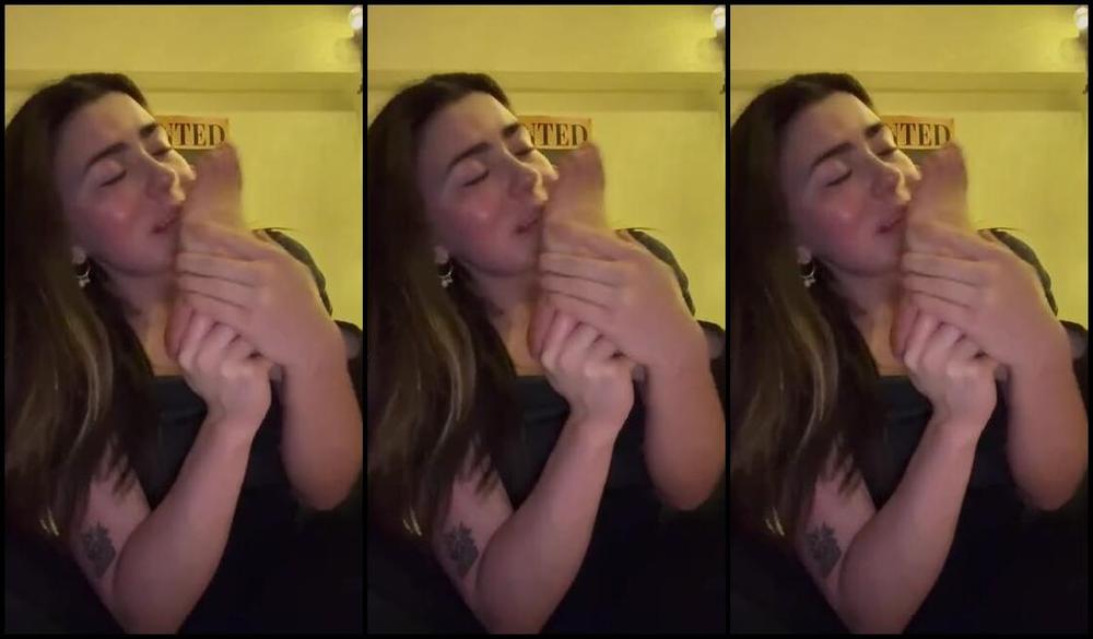 Onlyfans' Moringapazz mistress dominates with her sexy feet and Pilates