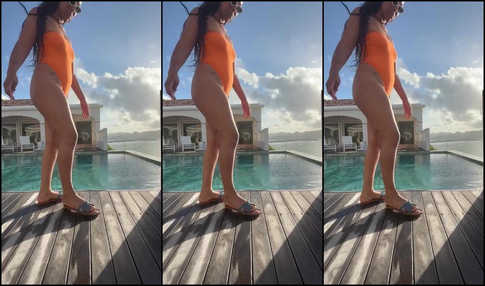 Suzie Q dominates and humiliates with dirty soles & scrunches in Onlyfans Video