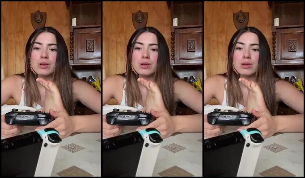 Onlyfans Video: Moringapazz dominates & relieves stress with her kinky fetish