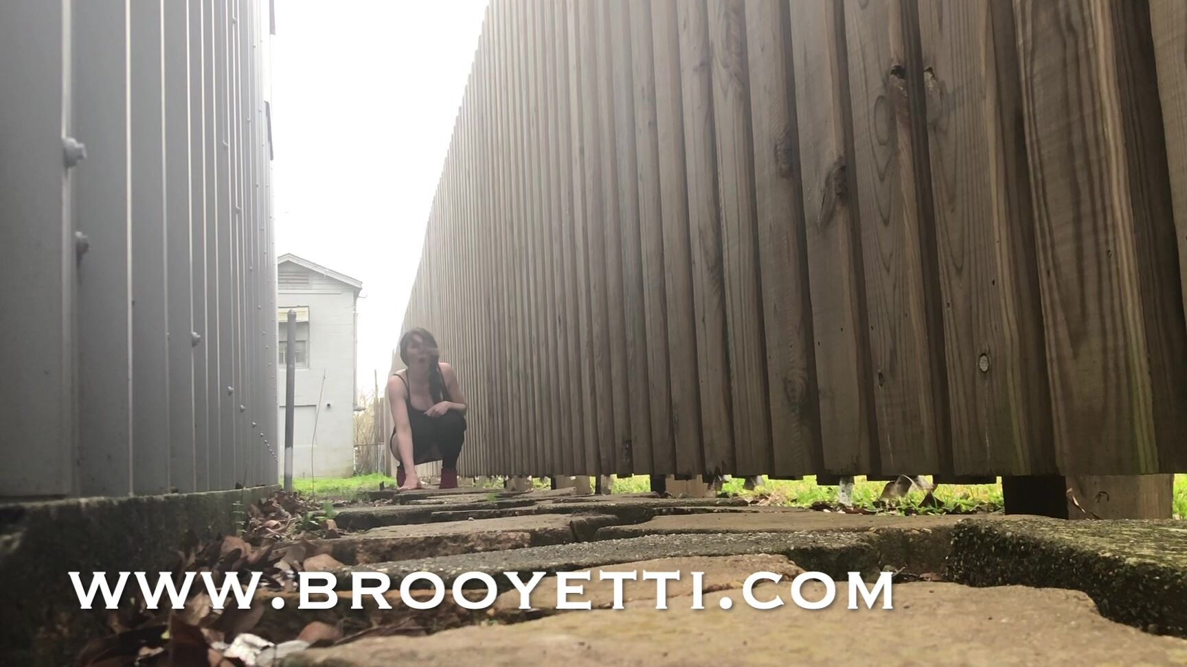 "Iamyetti" brunette, leggings, outdoors, pee, public outdoor PEEING OUTSIDE Manyvids