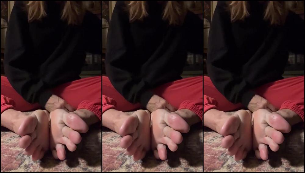 Onlyfans - Nicknamed Funkfyfeetgurl5150 - Gets naughty with her feet in this steamy morning video