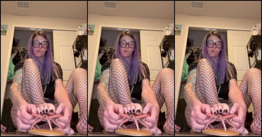 Peppermint Giantess Nicknamed Peppermintgiantess 10 17 2025 Onlyfans Video Trying On New Shoes From My Footboy