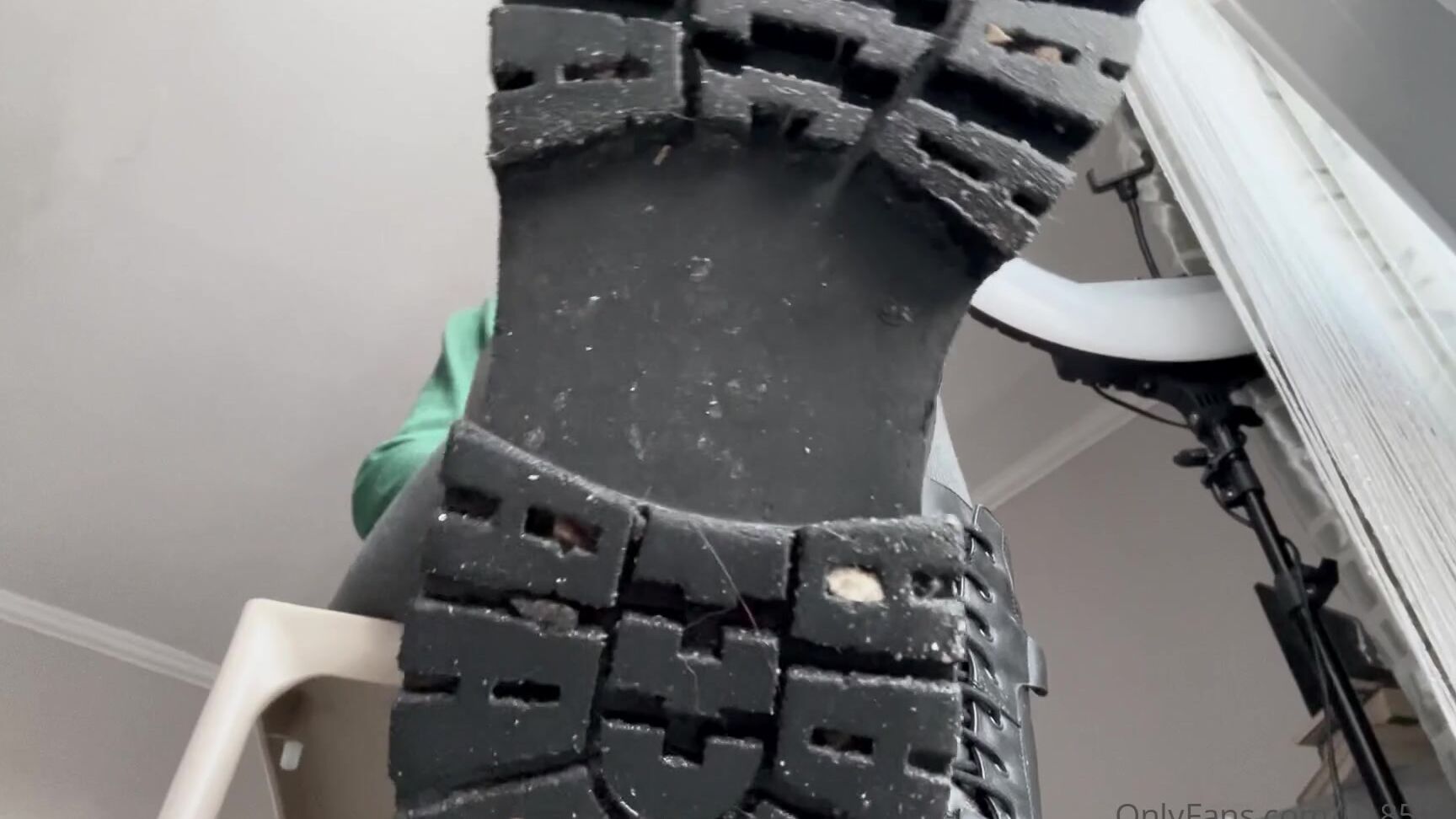 Slave worships feet of Kathrynne Feetgoddess in Onlyfans Video