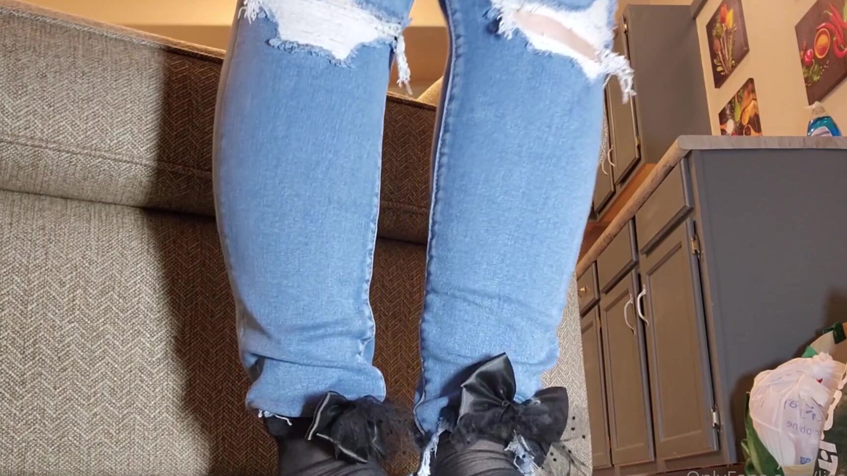 Lisa Asmr shows off her foot skills in Onlyfans video