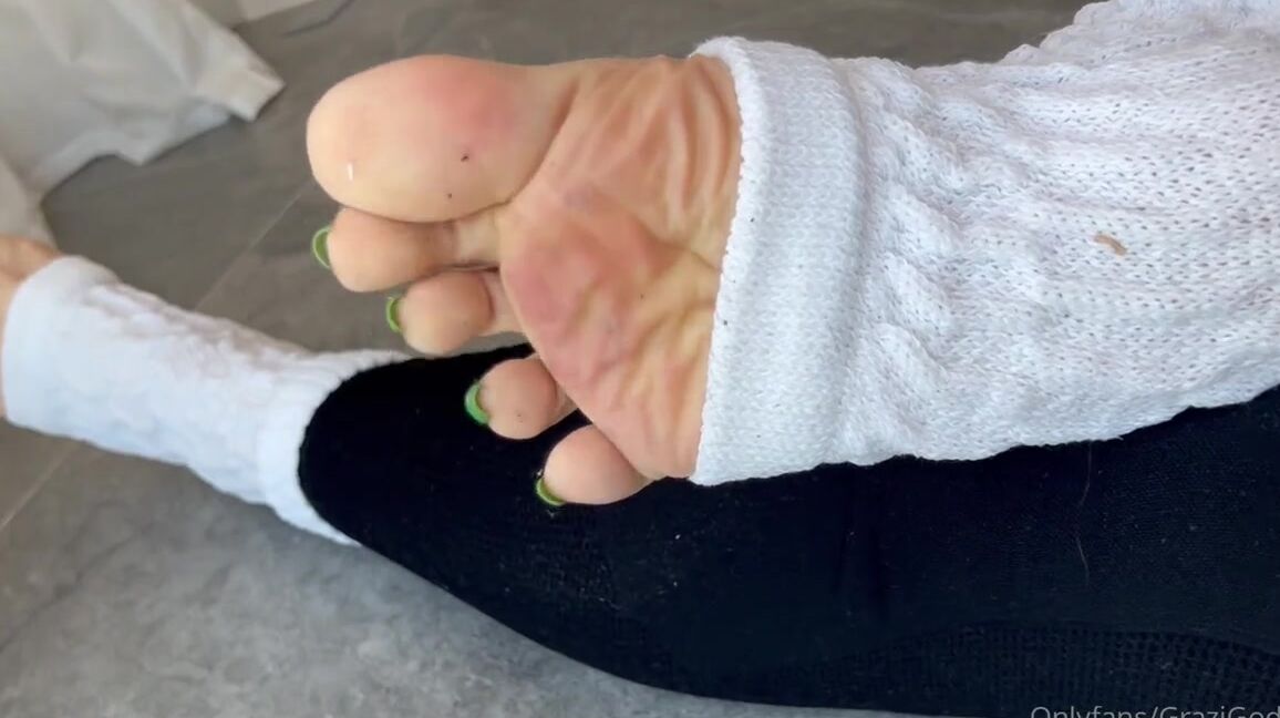 Goddess Grazi stretches her feet for your viewing pleasure in Onlyfans Video Stretching Time Hora Do Alongamento