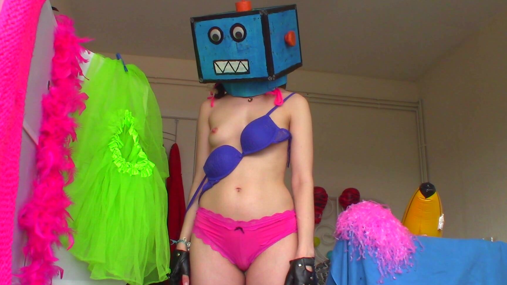 "Goddess Vanessa" aliens & monsters, beatdowns, executrix, mask fetish, robots BOT 3000 Executrix Manyvids