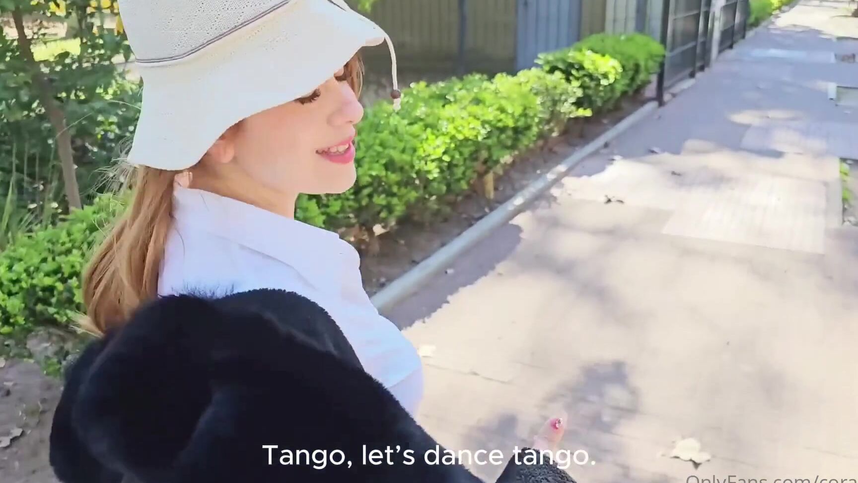 Onlyfans guides Russian tourist to find her lost pussy Falsa Gua Encuentra A Turista