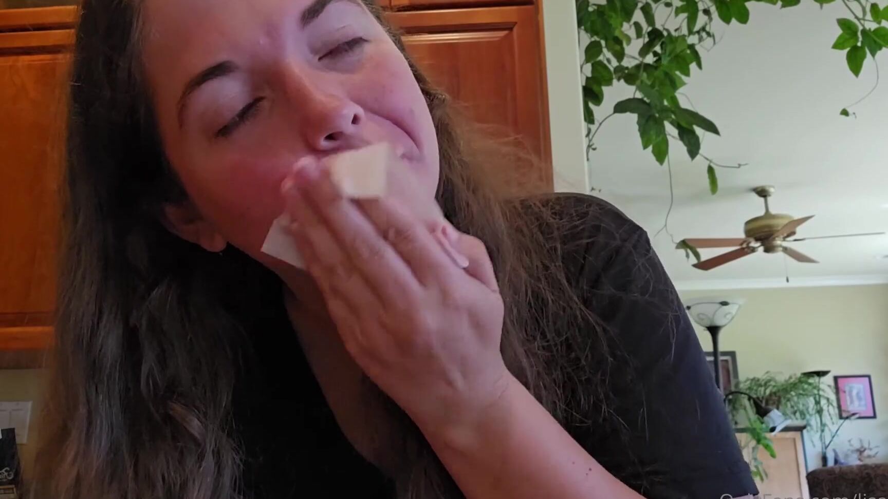 Lisa Asmr's Early Access Onlyfans Video: Cleansing Wet Wipes and ASMR Fun!