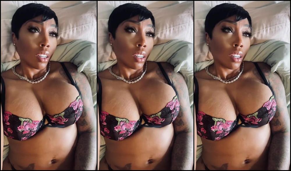 Watch Onlyfans' femdom mistress break up her slave's video with her feet fetish