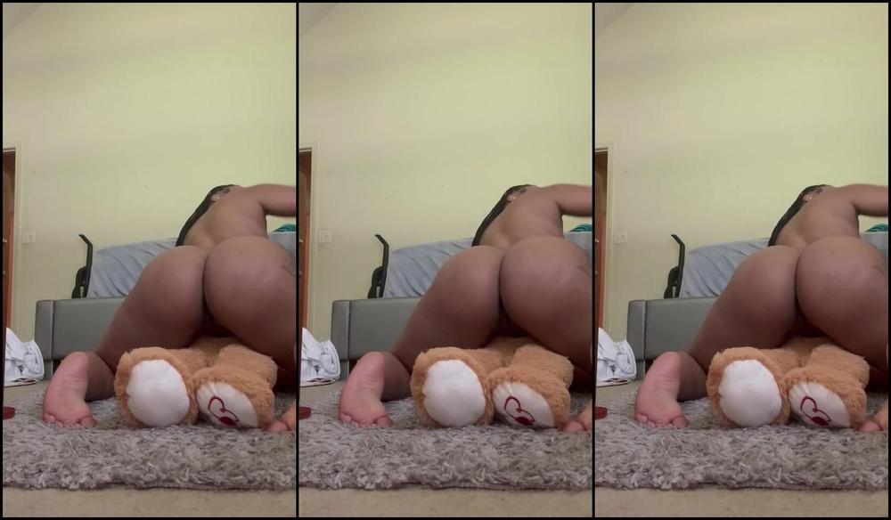 Onlyfans Video Leaked: Thelittprincess gets her feet worshiped by her dominant mistress