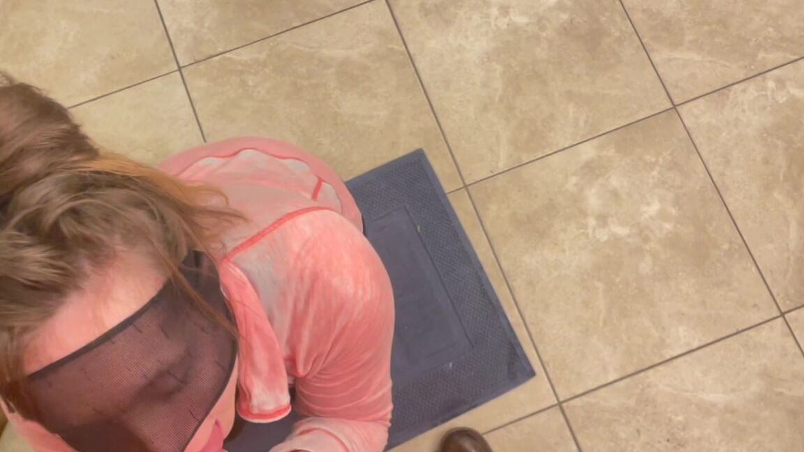 Amateur Hotwife Ass cheats on her husband with delivery driver & takes a hot load in her mouth