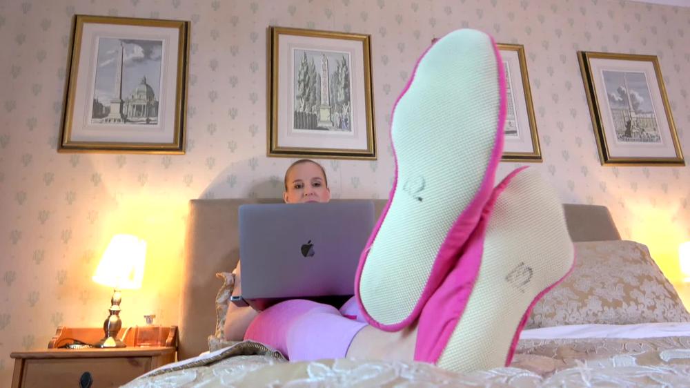 Poster for Ariel Anderssen - Ariel Anderssen Ignoring You In My Pink Gym Slippers - Manyvids Star - Ariel Anderssen, Siterip (Ариэль Андерссен)