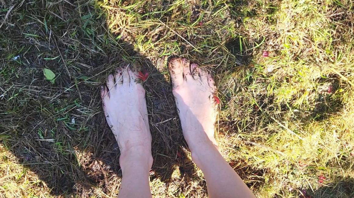 Poster for Manyvids Model - Goddess Vanessa - Barefoot Feet In Mud - Barefoot, Dirty Feet, Foot Fetish (Богиня Ванесса Грязные Ноги)