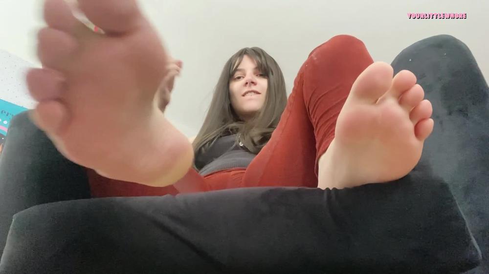 Poster for Lily Ann X - Manyvids Model - Mesmerized To Smell My Feet Joi - Barefoot, Mesmerize, Foot Smelling (Лили Энн Икс Босиком)