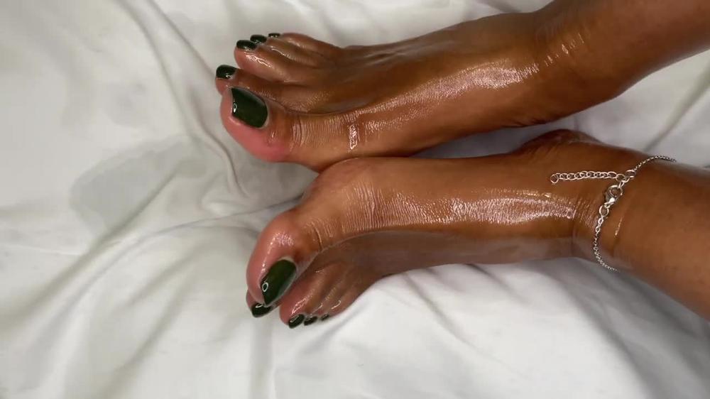 Poster for Manyvids Girl - Ebony Girl Pours Oil All Over Her Feet - Pink Foxx - Asmr, Ebony Foot Fetish, Lotion/Oil Fetish (Пинк Фокс Асрм)