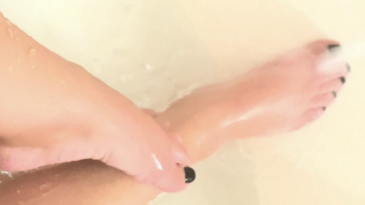 Poster for Erikanlexi - Nsfw - Feet, Legs, And Pussy In Bath - Aug 29, 2021 - Manyvids Star - Amateur, Solo Female, Legs (Любительский)