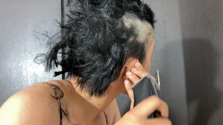 Poster for Manyvids Model - Colombianbigass - Total Head Shaved - May 26, 2022 - Shaving, Head Shaving, Shaved Heads (Бритые Головы)