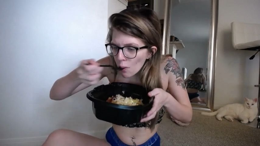 Poster for Meganholly00 - Manyvids Model - Meganholly00 Eat Breakfast With Me Sfw - Chewing, Eating, Food (Еда)