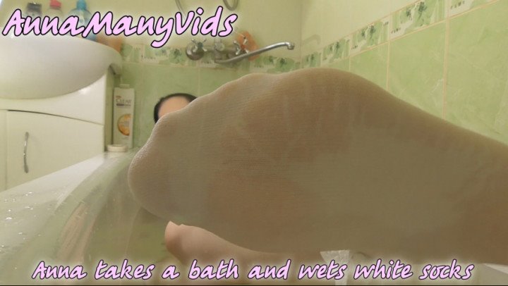 Poster for Annamanyvids - Manyvids Model - Annamanyvids Anna Takes A Bath And Wets White Socks - Orgasms, Brunette, Amateur (Брюнетка)