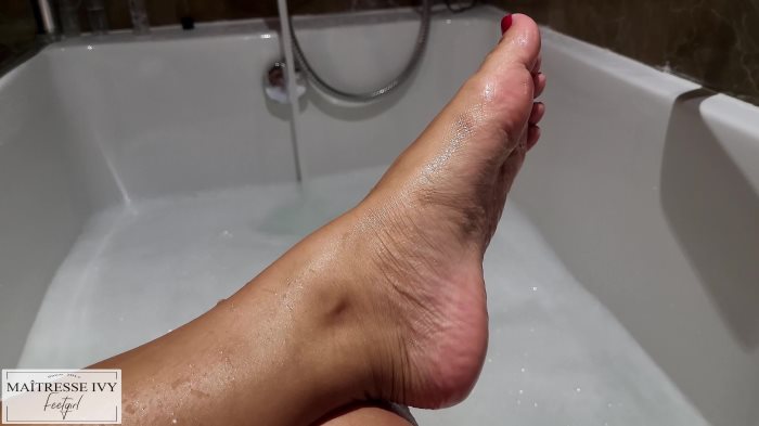 Poster for Clips4Sale Star - Maitresseivy - Un Bain Chaud Avec Moi Et Mes Pieds En Tunisie 4K - Soles, Underwater Fetish, Foot Worship (Подошвы)